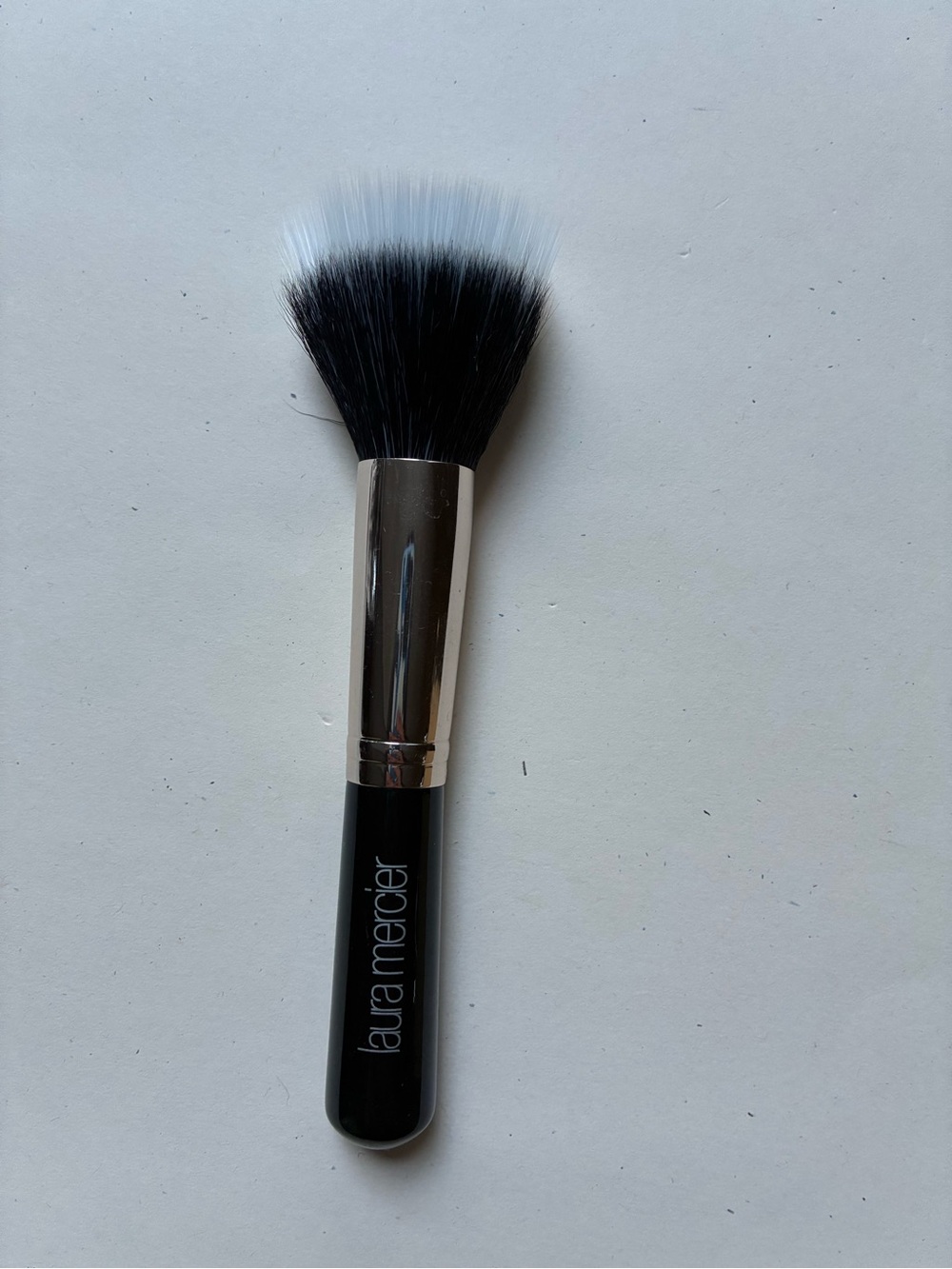 Laura Mercier Finishing Brush – Duo Fibre Face Brush